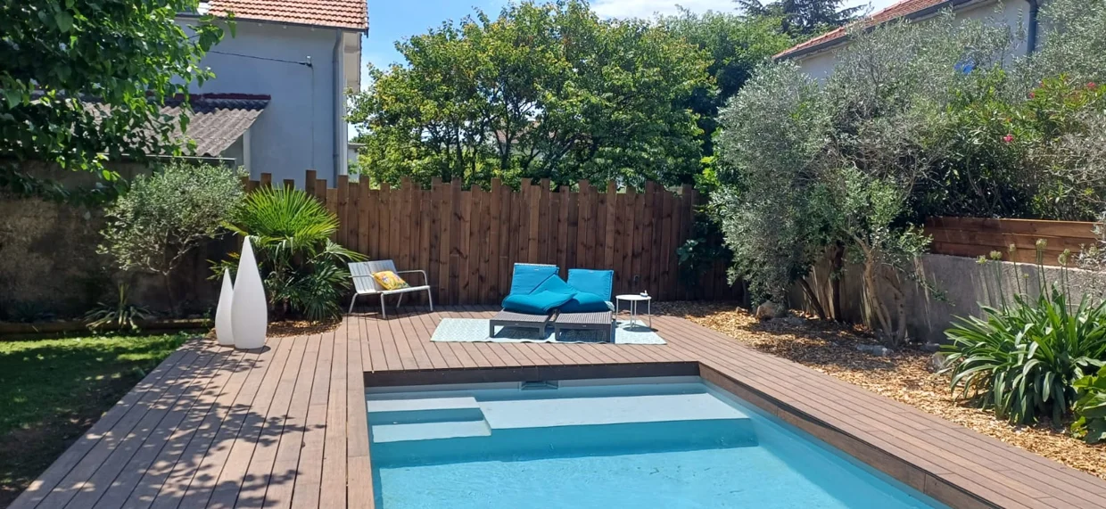 Piscine et terrasse paysagère réalisées par Jardin & Création