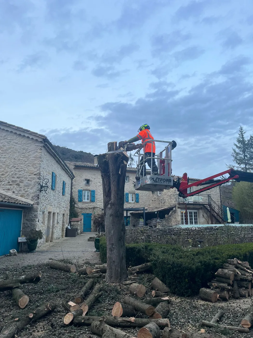 Intervention d’abattage à la nacelle près d’un bâtiment