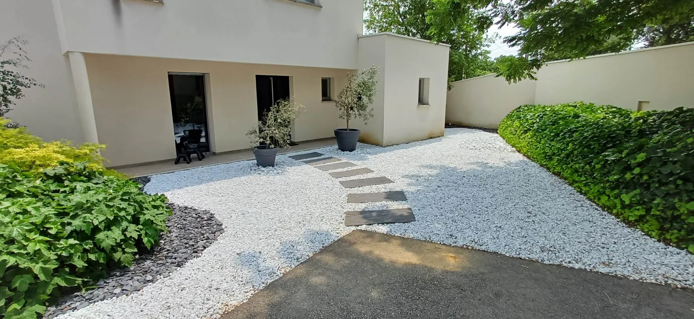 Entrée de maison avec allée et plantations